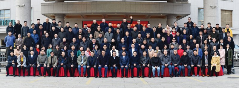 與會的大多數人員在會場北大門外合影留念