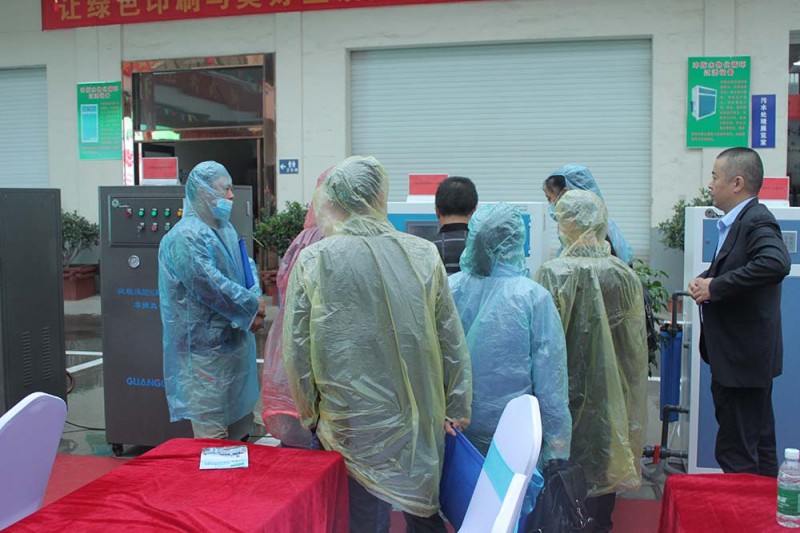 交流會開始前舉行了設(shè)備演示會，代表們穿著雨衣認真察看廣力環(huán)保設(shè)備